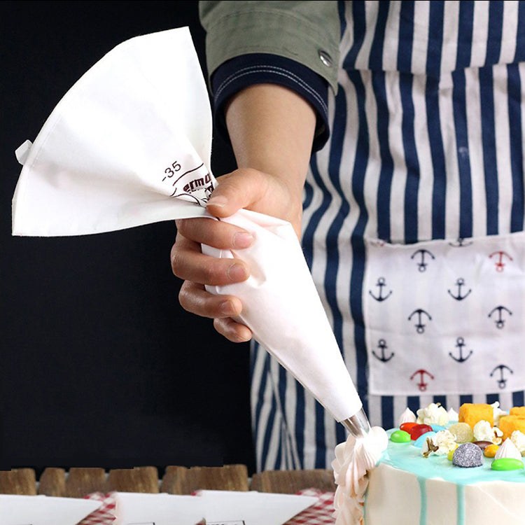 Disposable cake decorating bags for cupcakes and desserts