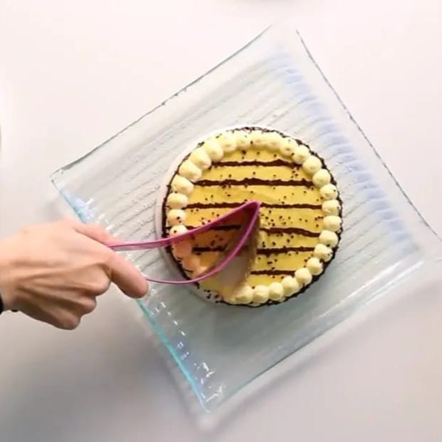 Leaf-style cake serving tool for sliced desserts